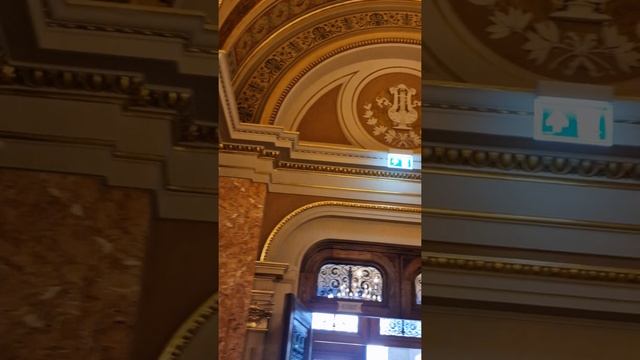Soprano singing in Budapest Opera House. смотреть онлайн