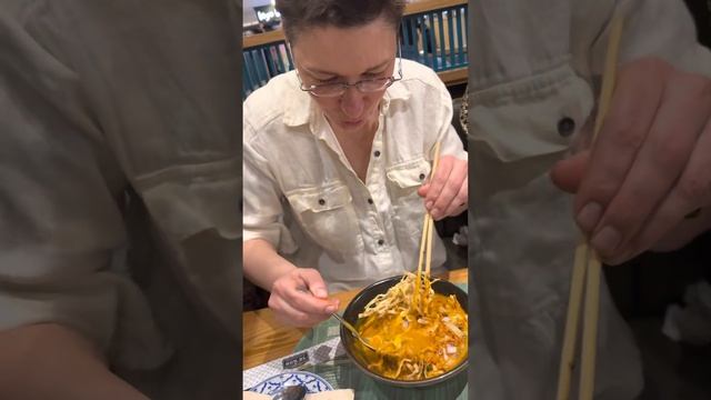 Недооценный суп Као Сой, Бангкок, Таиланд смотреть онлайн