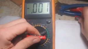 как проверить  батарейку тестером
