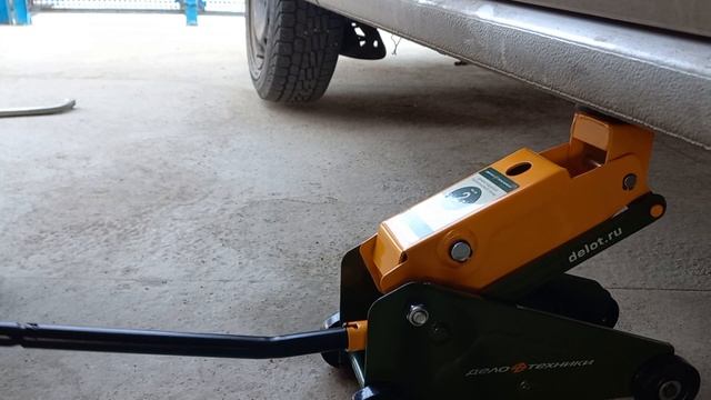 Обзор на домкрат автомобильный подкатной Дело Техники 904128 смотреть онлайн