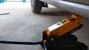 Обзор на домкрат автомобильный подкатной Дело Техники 904128