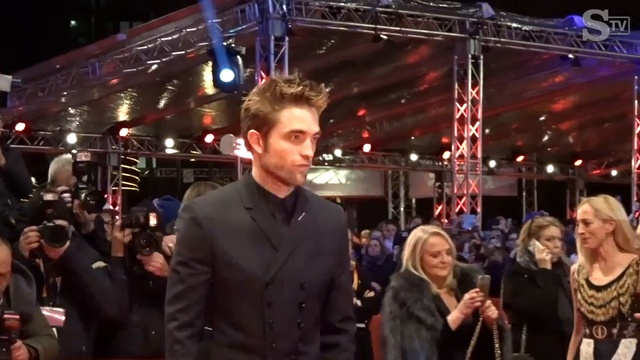 Robert Pattinson e Mia Wasikowska sul red carpet per Damsel смотреть онлайн