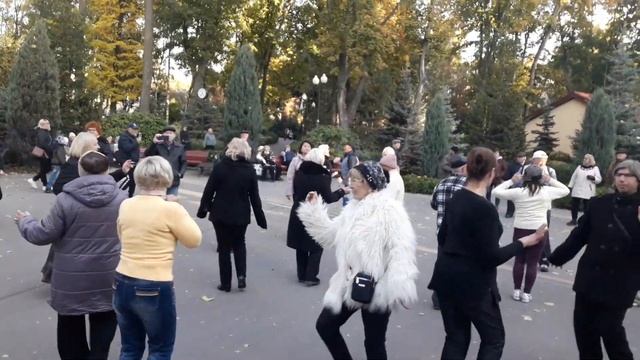 Пой моя гитара струнами души!!!??Танцы в парке Горького!!!??Харьков 2021 смотреть онлайн
