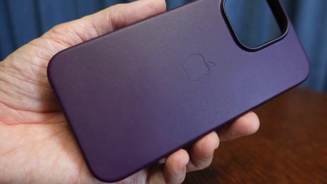 iPhone 13 Pro Leather Case in Dark Cherry - 1st Hands On Look! смотреть онлайн