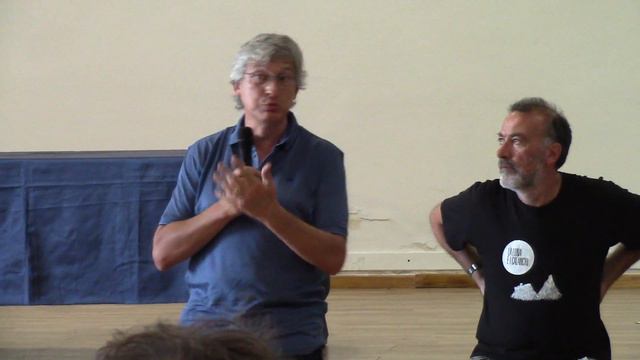 La luna e i calanchi: Intervento integrale di Marco Esposito al Parlamento Comunitario del festival смотреть онлайн