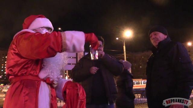 Что подарить на Новый Год? / New Year's Prank смотреть онлайн