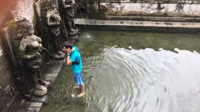 Слоны пугают детей??. Спящий Агунг?. Гоа Гаджа (Goa Gajah).Убуд. 3 декабря 2017 смотреть онлайн
