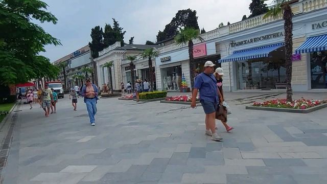 Прогулка по городу Ялты смотреть онлайн