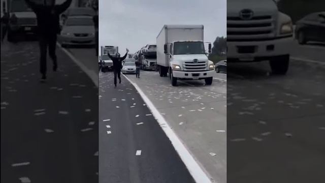 Деньги выпали из спецмашины на дороге в Сан-Диего, Калифорния, США.mp4 смотреть онлайн