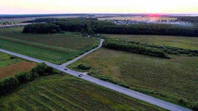 Гиперлапс закат над лесом и дорогой смотреть онлайн