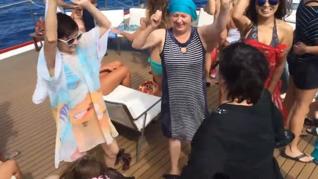 Орифлейм, испания танцы на яхте смотреть онлайн