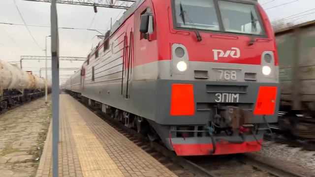 Встреча ВЛ80С-2743 С грузовым поездом с ЭП1М-768 С поездом №118С Адлер-Самара смотреть онлайн