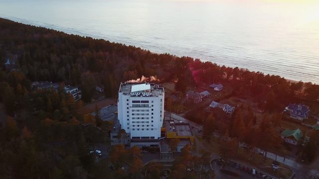 Meresuu Spa & Hotel(Narva-Jõesuu, 29023 Ида-Вирумаа, Эстония)Аэросъемка шикарный закат. смотреть онлайн