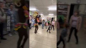 Оригинальное поздравление с ростовой куклой