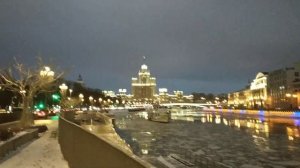 Прогулочные теплоходы зимой по Москве-реке.