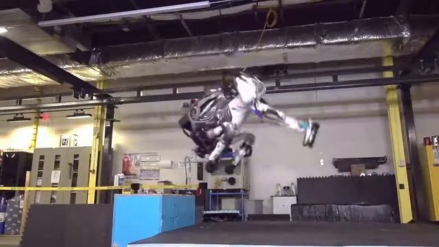 Робот Boston Dynamics делает сальто смотреть онлайн