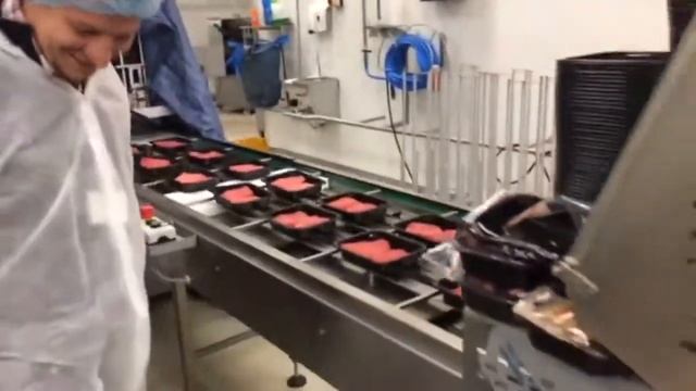 Упаковка мяса на автоматическом запайщике лотков