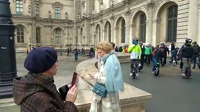 Вход в Лувр. Ищем кассы. Париж. смотреть онлайн