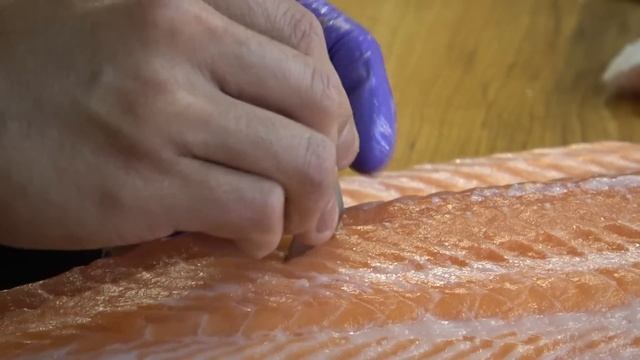 How To Fillet A Whole Big Salmon - How To Make Salmon Sashimi And Sushi -鮭魚切割技能-生魚片及壽司!