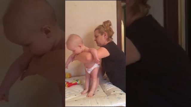Учимся вставать на ножки смотреть онлайн
