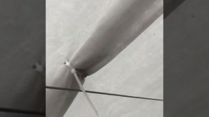 Натянула укрывной материал сверху  в теплице, две причины