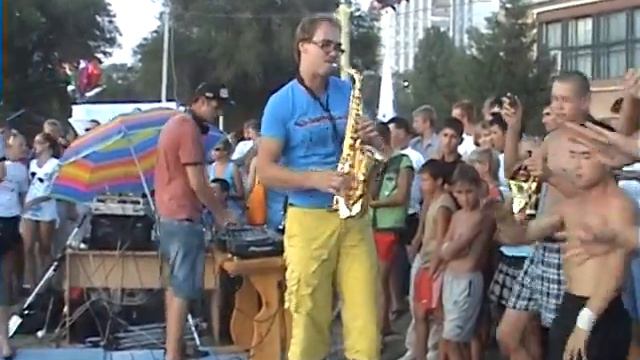 Гоп Гоп танцоры - саксофонист Syntheticsax и Диджей Andrew S.mile смотреть онлайн