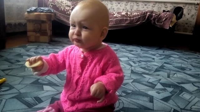 Ребенок кушает яблоко) смотреть онлайн