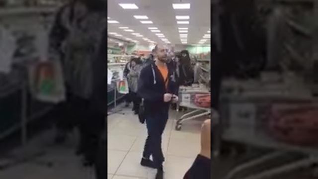 Люди поют в магазине о дне победы смотреть онлайн