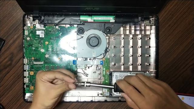 Upgrading My Laptop | ASUS X540U | HDD to SSD and adding 4gb RAM смотреть онлайн