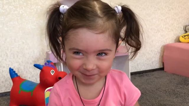 Сестрёнка мешает учить уроки? Что делать?