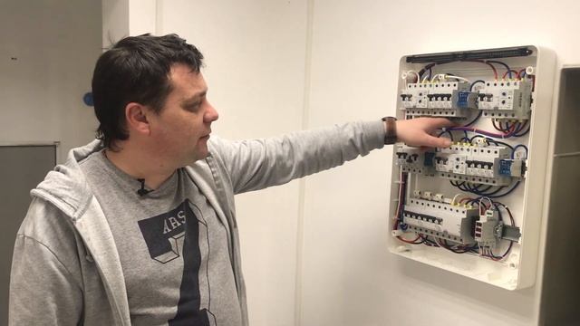 [ОНЛАЙН ЭЛЕКТРИК] Щит 230/400V (минимальная защита) для частного дома/дачи смотреть онлайн