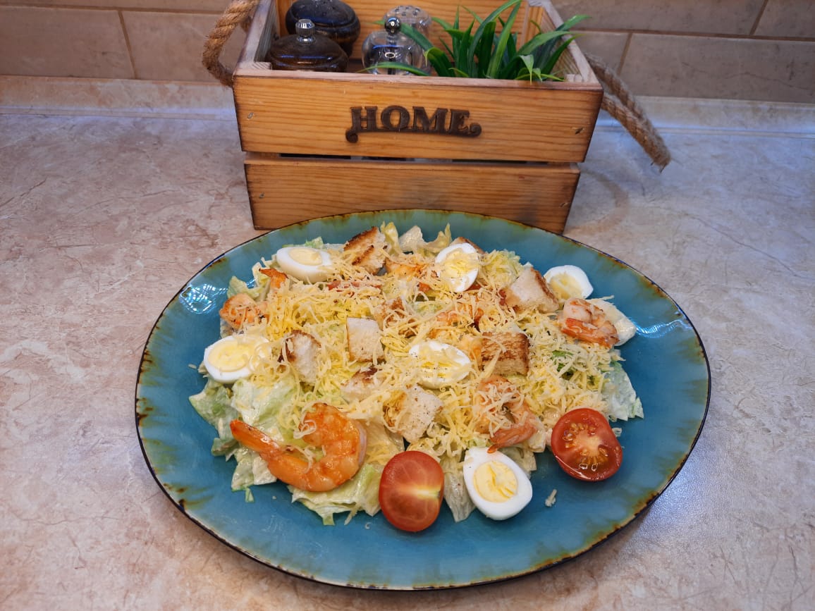 Такой салат Цезарь с креветками тебе не подадут в ресторане. Весь секрет в соусе.