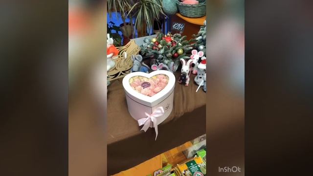 Коробка в форме сердца с кустовыми розами от салонов Цветы 43 смотреть онлайн