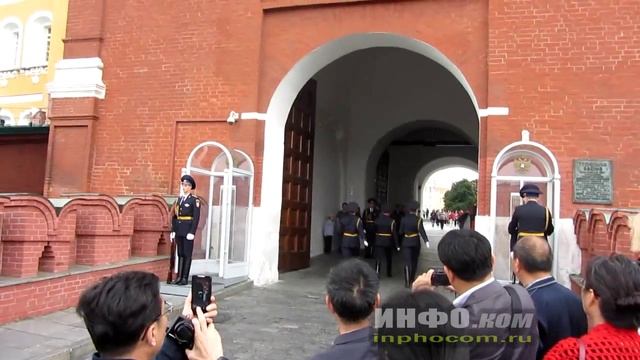 Московский Кремль. Смена караула в Троицкой башне смотреть онлайн