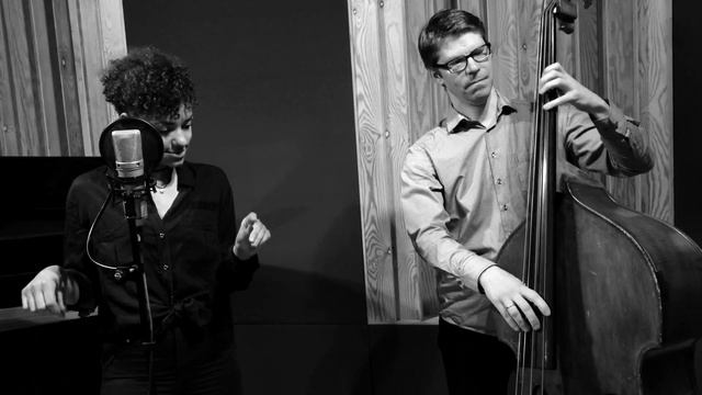 On The Sunny Side Of The Street - Shereen Adam (voc) & Hervé Jeanne (bass) смотреть онлайн