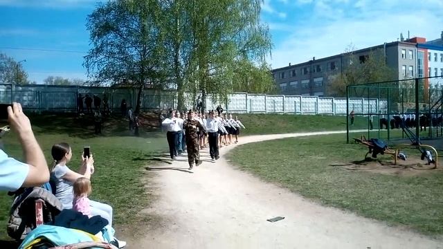 Парад ко дню Победы в СОШ 31 г. Чебоксары. Строевая 9а класса смотреть онлайн