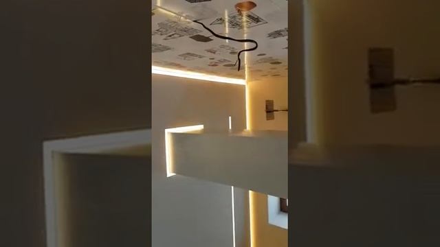 Потолки 21 хвастаюся Потолок парящий со световыми линиями Санузел в загородном доме смотреть онлайн