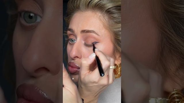Стрелка для пьяного и опухшего века #стрелка #вечерниймакияж смотреть онлайн