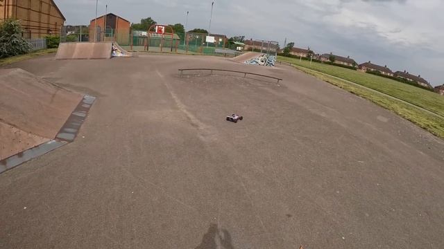 How NOT to drive an RC Car смотреть онлайн