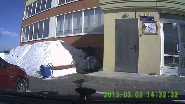 г. Томск Зеленые горки. Выкидывает мусор за подъездом смотреть онлайн