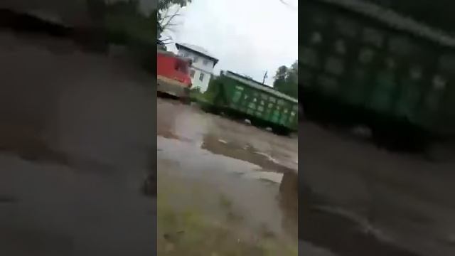 Поезд едет по воде смотреть онлайн
