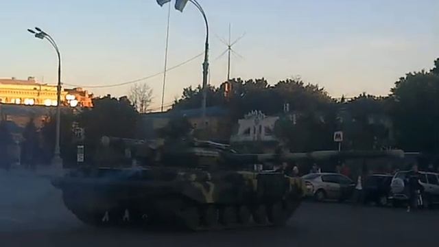 Шоу танка Т-64БВ на площади Свободы ,Харьков 2014 смотреть онлайн