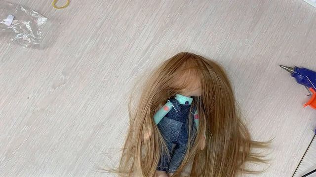 Приклеиваем волосы кукле Катюше смотреть онлайн