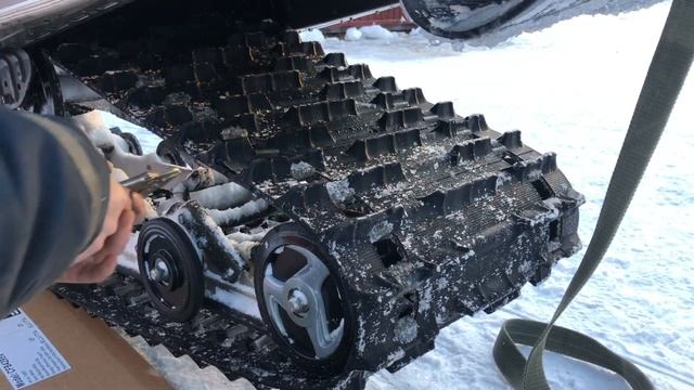 Yamaha RS Viking snowmobile emergency track repair while logging in sub zero Arctic winter. смотреть онлайн