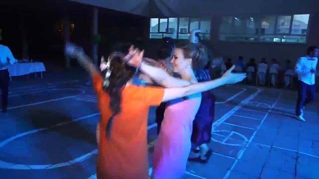 Танцы выпускников и родителей. Кто круче? смотреть онлайн