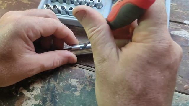 Отвёртка с набором бит и головок из магазина Светофор смотреть онлайн