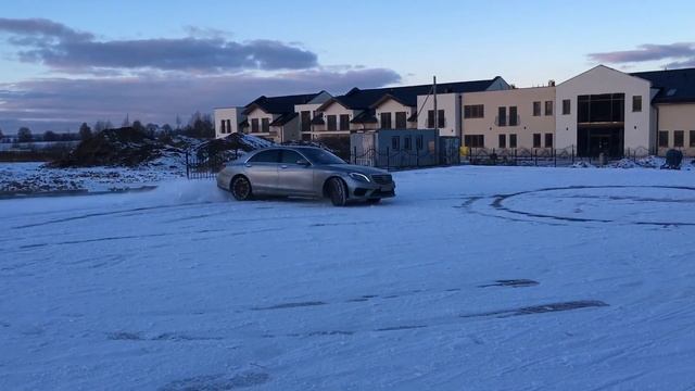 2015 Mercedes-Benz S63 AMG 4MATIC - Exhaust Sound And Snow Donuts