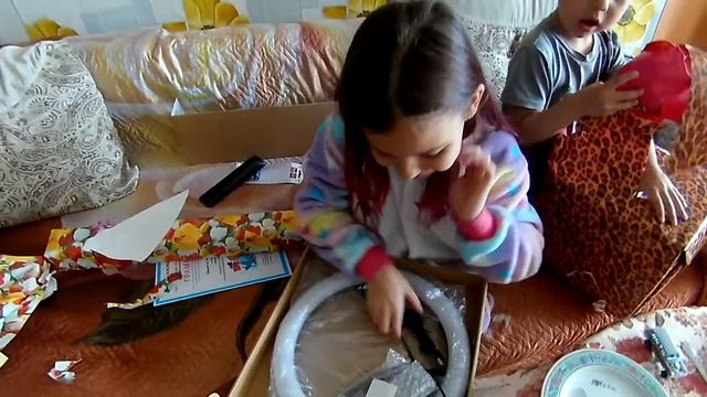 Каникулы, каникулы, учебный год окончен, открываем подарки смотреть онлайн