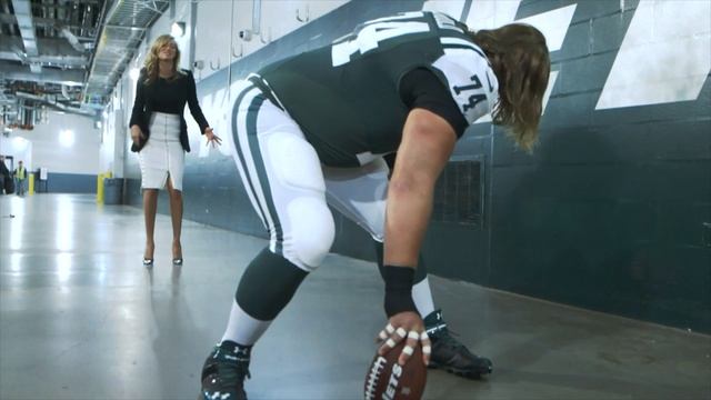 How to Take a Snap Like an NFL Quarterback with Kate Upton - Vogue смотреть онлайн