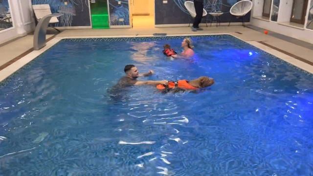 Большой рыжий якорь купается в бассейне!) Эпичные бомбочки от Сэма смотреть онлайн